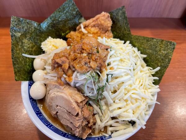 「特製ラーメン倍盛➕チーズ➕のり」@びんびん豚 坂戸店の写真