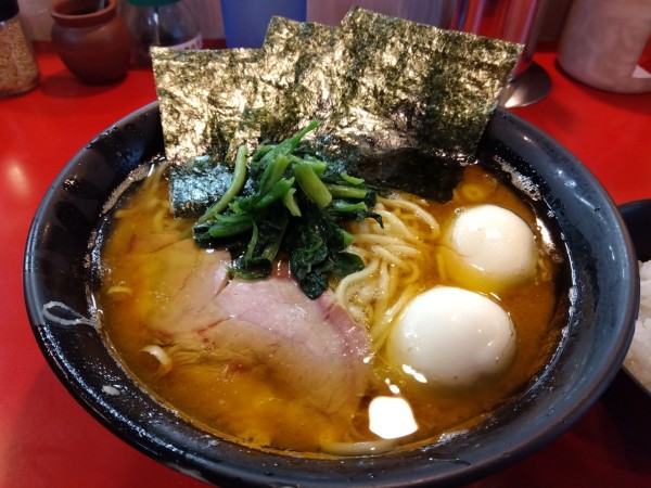 「中盛りラーメン+ライス+割れ玉」@家系総本山 ラーメン吉村家の写真