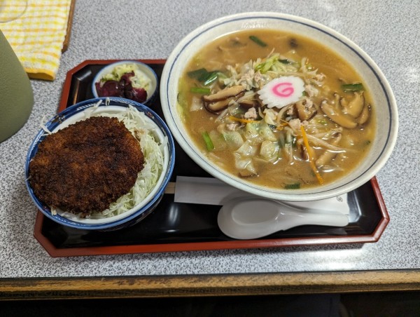 「しいたけ味噌ラーメン　ヒレカツ丼」@まるた食堂の写真