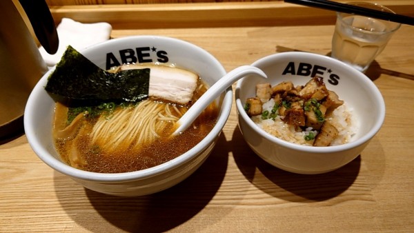 「丸鶏＋ミニチャー丼」@ラーメン ABE'sの写真
