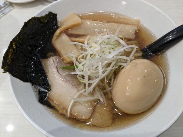 「こだわり醤油ラーメン(あっさり) 味玉」@魚べい 入間豊岡店の写真