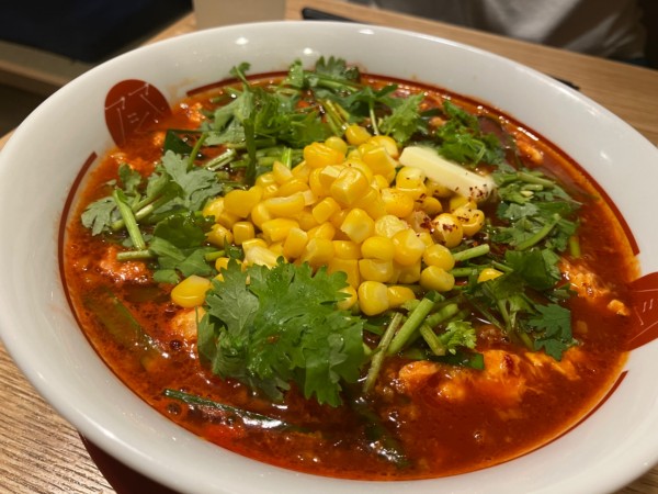 「トマト辛麺(パクチー、コーン、バタートッピング)」@麺屋 アシタマの写真