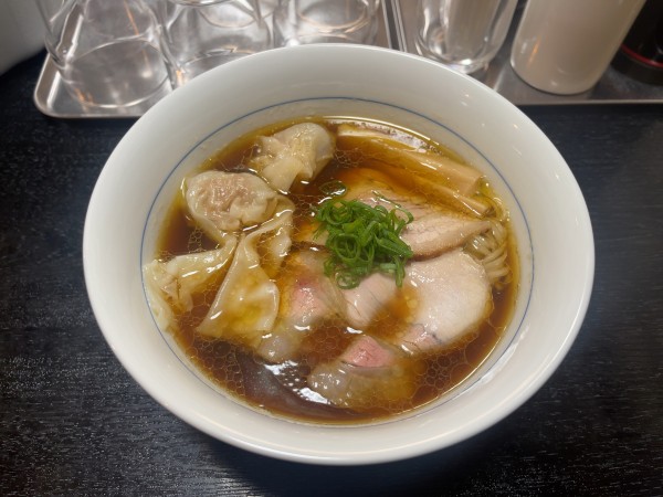 「ワンタン醤油らぁ麺（1500円）」@煮干し中華そば 昌まさの写真