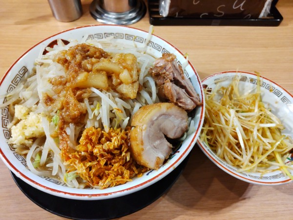 「小ラーメン＋ネギ(別皿)」@ラーメン豚山 恵比寿店の写真