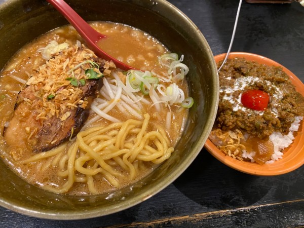 「濃厚味噌ラーメンミニドライカレーセット 1050」@濃厚味噌らーめん ぶるんちょの写真