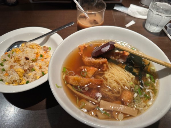「本日のランチ①（若鶏の唐揚げのせラーメン&五目チャーハン）」@上海華龍 ヤマダ電機LABI1高崎店の写真