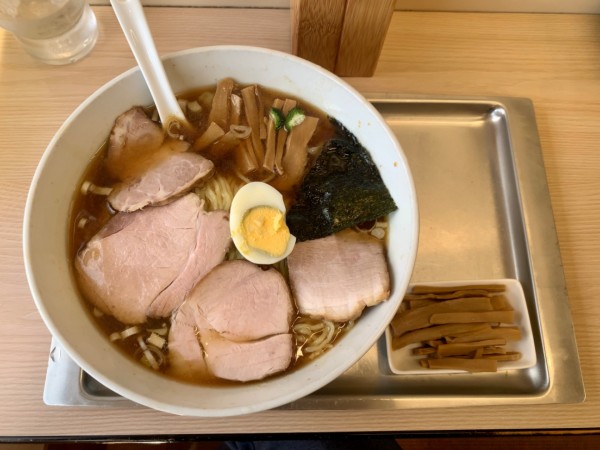 「チャーシューワンタン麺1,250円＋半メンマ150円」@中華そば 大咲の写真