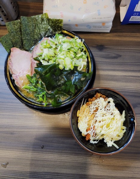 「チャーシューメン(3枚) + 生ワカメ + 半ライス」@家系ラーメン がくの写真