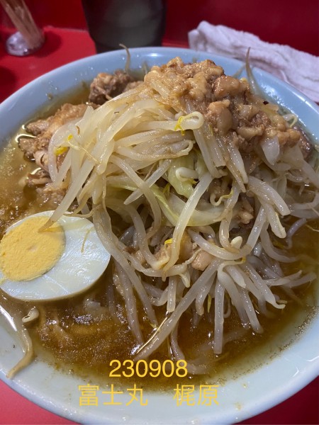 「ラーメン半分＋生玉子　1,000+100」@ラーメン富士丸 明治通り都電梶原店の写真