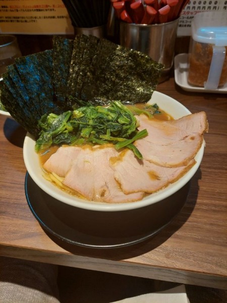 「チャーシューメン＋のり、レン草増し＋ライス」@横浜家系らーめん 輝道家 水道橋駅前店の写真