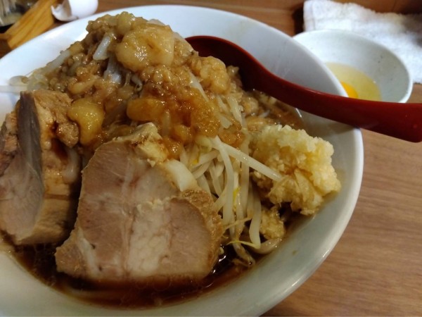 「豚ラーメン（醤油）➕生卵」@ラーメン豚壱の写真