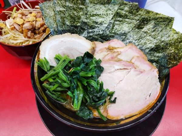 「チャーシューメン3枚＋のり、バラ、白ネギ丼」@王道家直伝 との丸家 八潮店の写真