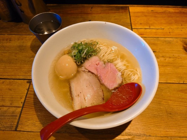 「軍鶏味玉塩ラーメン」@麺屋 翔 西新宿本店の写真