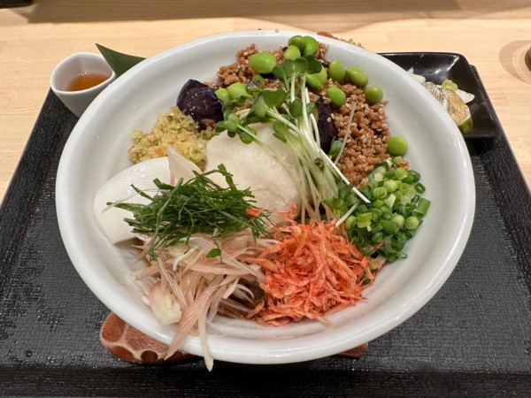 「揚茄子ぶっかけそば（醤油・180g）1,100円」@手打蕎麦 フジサン 福舞製麺所の写真