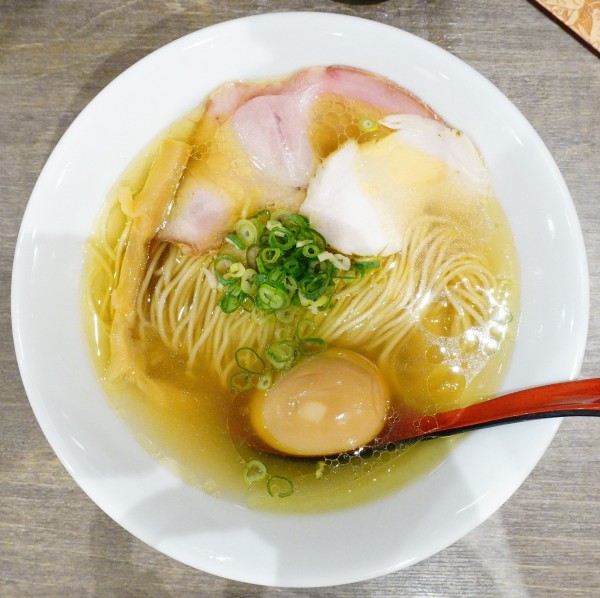 「味玉塩そば＋瓶ビール」@自家製麺 竜葵 マルイ北千住店の写真