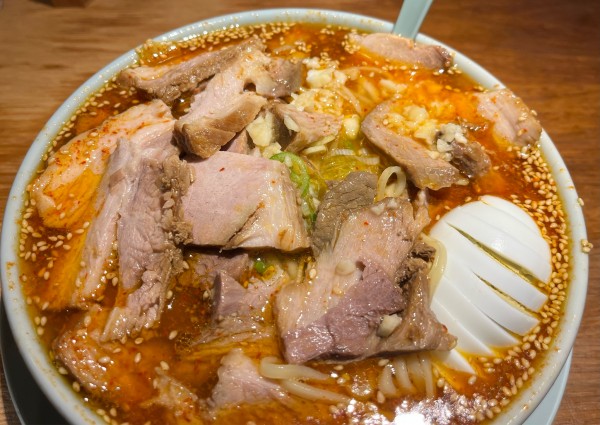 「辛味チャーシュー麺大盛(3辛)+チャーシュー+スライス玉子」@えっちゃんラーメン。 田町店の写真