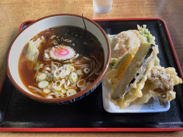 「天ぷらそば（温）・焼きおにぎり」@道の駅くろほね・やまびこの写真