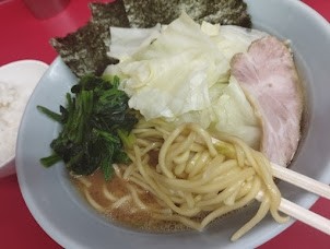 「ラーメン中(かため)(900)＋キャベツ(100)」@横浜ラーメン 武蔵家 大井町店の写真