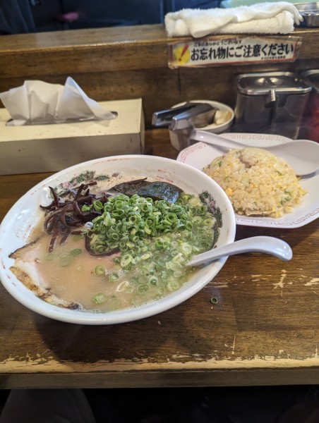 「博多ラーメン+チャーハンセット」@やっじゃがな 高津店の写真