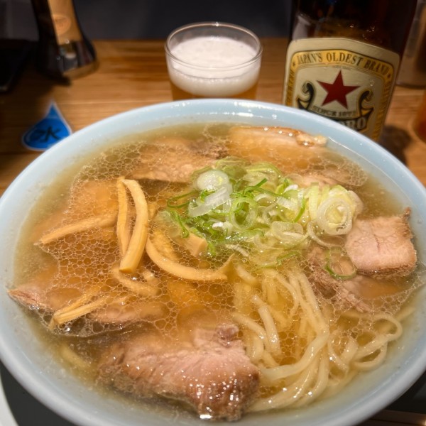 「中華そば＋サッポロ赤星」@えっちゃんラーメン。 田町店の写真