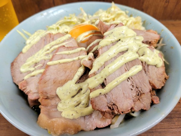 「まぜそば改(野菜少なめ、ニンニク、バジマヨ)+豚」@ラーメン二郎 池袋東口店の写真