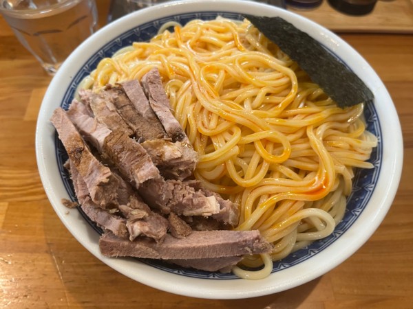 「冷やし油そば中　ラー油　トッピングチャーシュー」@自家製中華そば としおかの写真