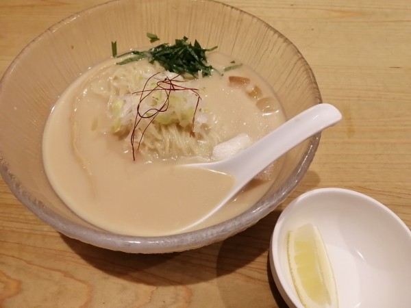 「冷やしラーメン　醤油　1000円　　豆乳　50円」@利尻昆布ラーメン くろおびの写真