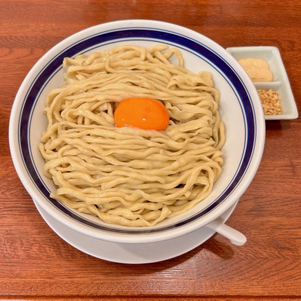 チャーシュー釜玉油そば(1150円)+揚げニンニク&ガリマヨ