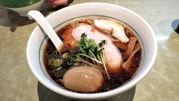 「醤油ラーメン＋味玉950円」@ロ麺ズの写真