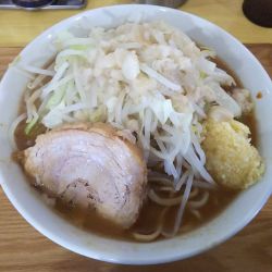 ラーメン並盛（しょうゆ）ニンニクあぶら　950円