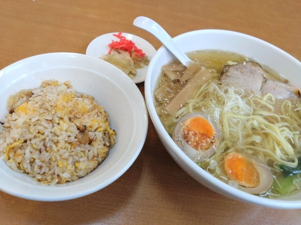 「塩らーめん　チャーハンセット」@ら麺屋の写真
