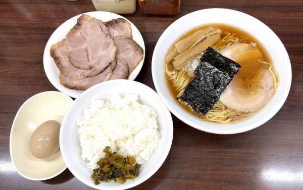 「ラーメン並＋ライス＋煮玉子＋チャーシュー」@めんくい亭の写真