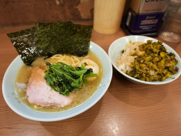 「ラーメン 並 麺硬め＋味濃いめ＋油多め＋崩れ玉子＋サービスラ」@家系らーめん 武将家 外伝の写真