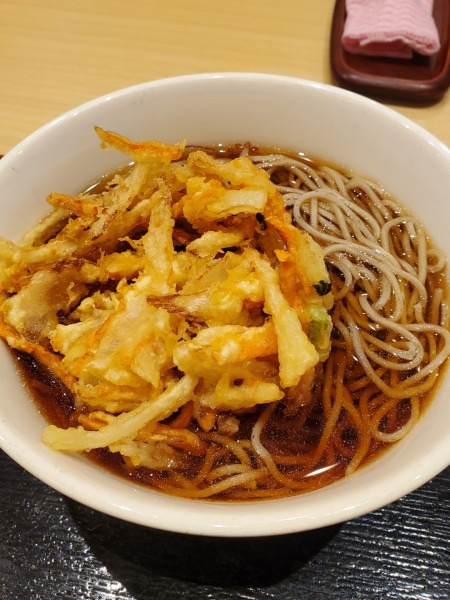 「かき揚げそば５５０円」@いろり庵きらく 八王子店の写真