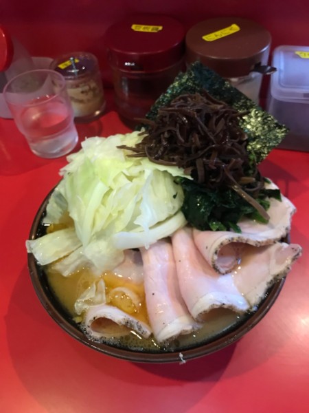 「チャーシューメン 900円＋キャベツ 100円」@どんとこい家の写真