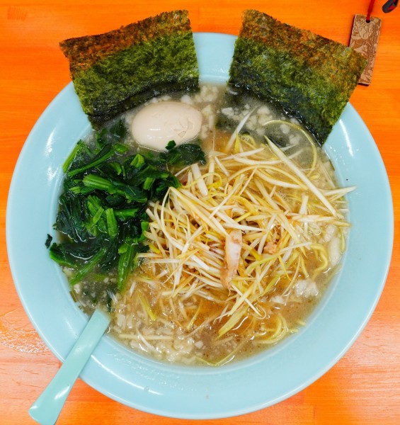 「ネギラーメン＋味玉＋ほうれん草」@ラーメンショップ椿 春日部備後店の写真