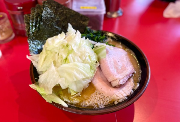 「昼飯セット（中盛り）¥900、キャベツ¥100」@どんとこい家の写真