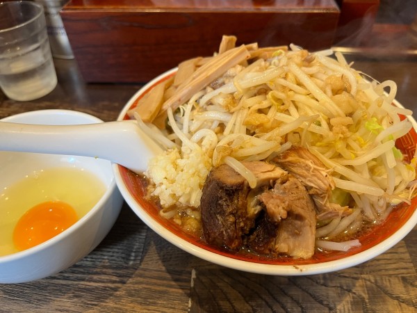 「極太にんにく醤油（野菜、脂、マシ）＋生卵＋メンマ：930＋5」@らーめん てらの写真