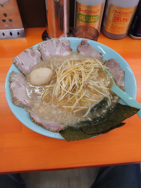 「ネギチャーシュー中盛り味玉」@ラーメンショップ椿 春日部備後店の写真