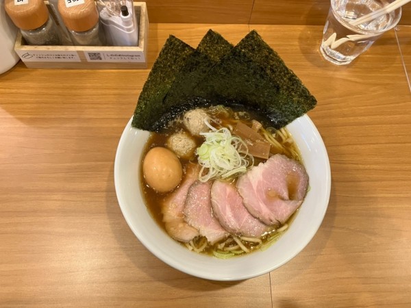 「全部のせ醤油ラーメン（燻製卵）蒸し餃子」@しののめヌードルの写真