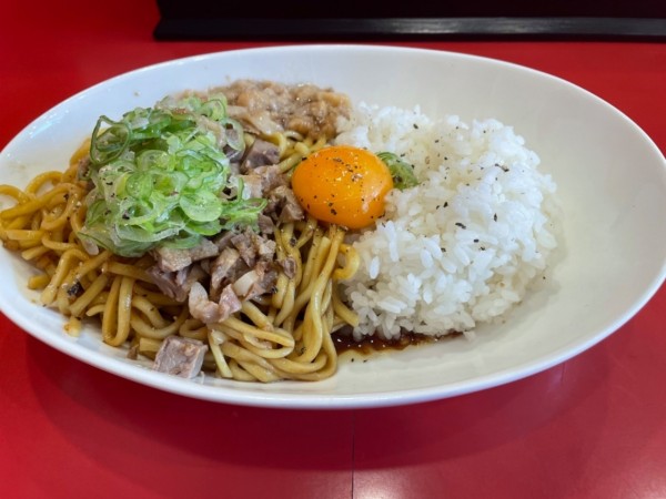 「にんにく麺飯　麺大盛　背脂トッピング」@濃厚家の写真