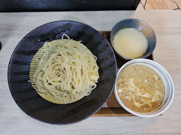 「旨・爆裂牛スジつけ麺 太麺」@さんきゃっつ ら～めんスタンド 麺とたまごの写真