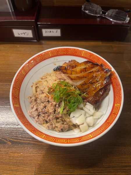 「スモークチキンまぜそば（1000円）」@麺や一芯の写真