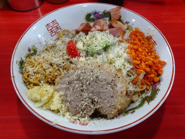 「冷やしカルボナーラ（1200円）＋フライドオニオン（50円）」@ラーメン鷹の目 明大前店の写真