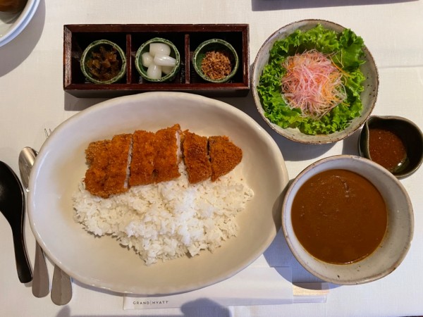 「国産豚のカツカレーライス サラダ添え」@Grand Hyatt Tokyoの写真