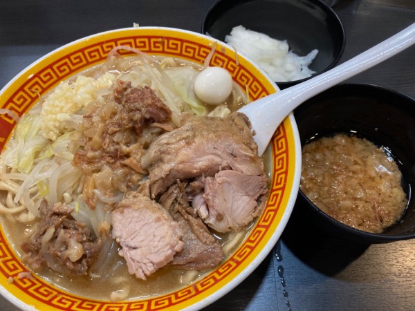 「ラーメン(豚1枚)＋玉ねぎ」@えどもんどの写真