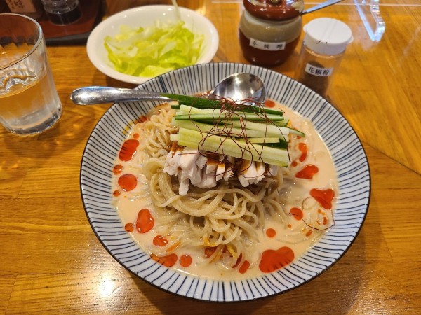 「【限定】冷たいごまそば+追いレタス」@しなそば 天味の写真