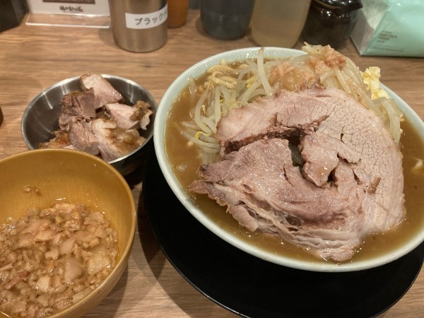 「ラーメン(ニンニクアブラマシ)¥1000+コロチャー¥200」@俺の生きる道 上野店の写真