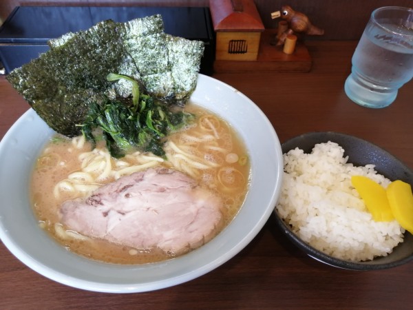 「ラーメン　　並　　800円　サービスライス」@寿々㐂家 曙町店の写真