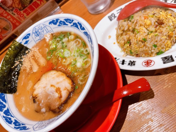 「亀王ラーメン昔味　ハーフチャーハンセット」@九州らーめん亀王 谷九店の写真